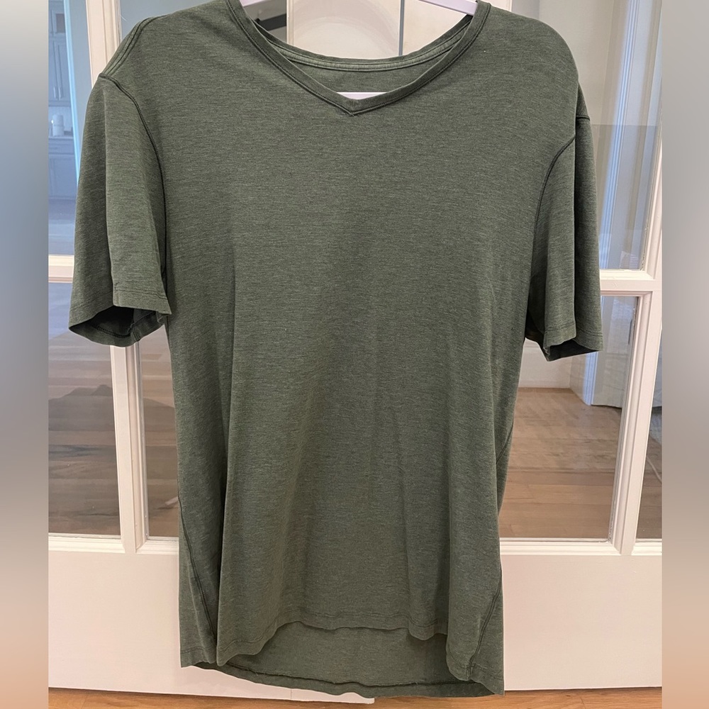 Men’s lululemon v neck tee - medium